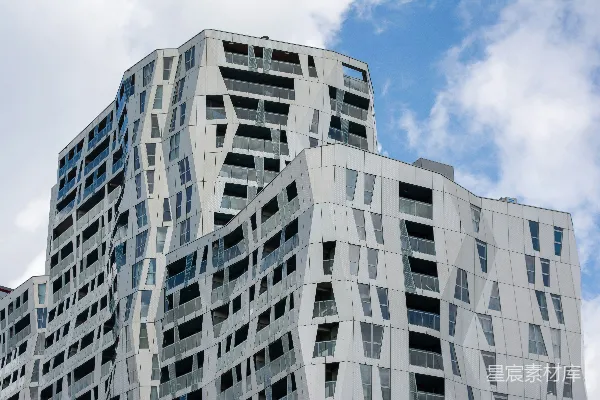 高清摄影 现代白墙建筑，具有独特的几何外墙。
