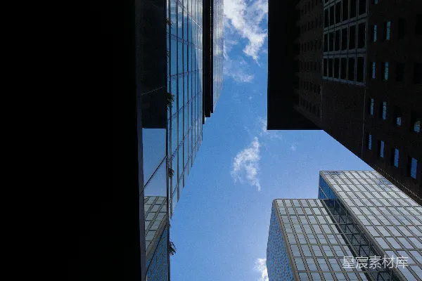 城市里仰望高耸的建筑