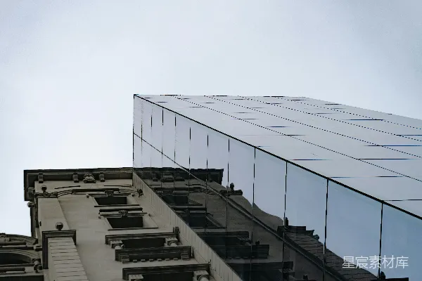 高清摄影 现代化玻璃建筑紧邻古老建筑
