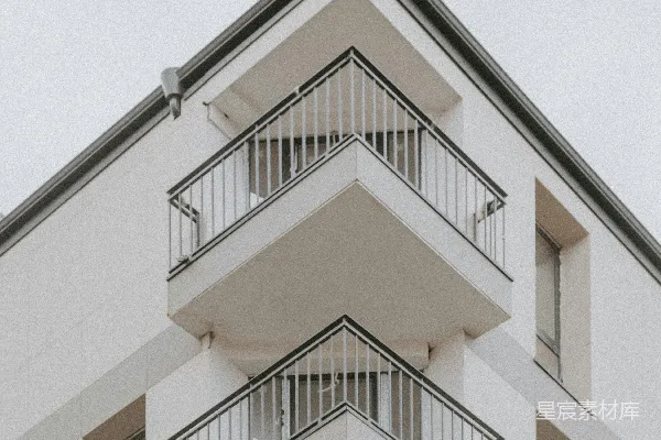 高清摄影 现代建筑，重复的阳台在阴云密布的天空下