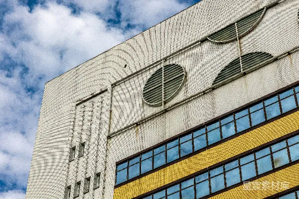 高清摄影 现代建筑立面，带有圆形窗户和黄色装饰。