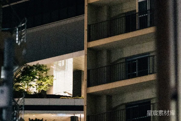 高清摄影 现代公寓楼，夜晚时分，阳台映衬其中。