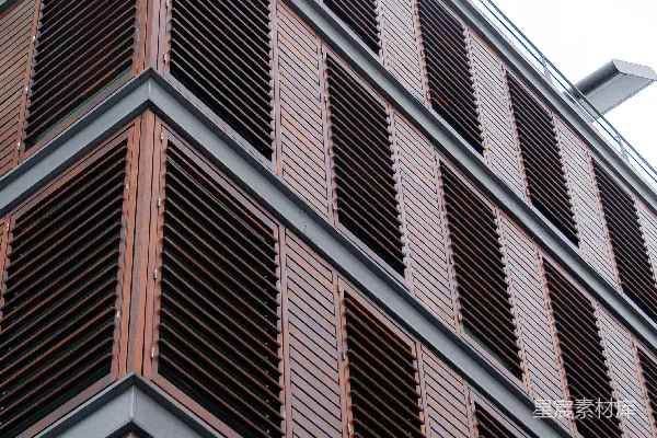 高清摄影 一座建筑物的特写，建筑物侧面有一个钟表。