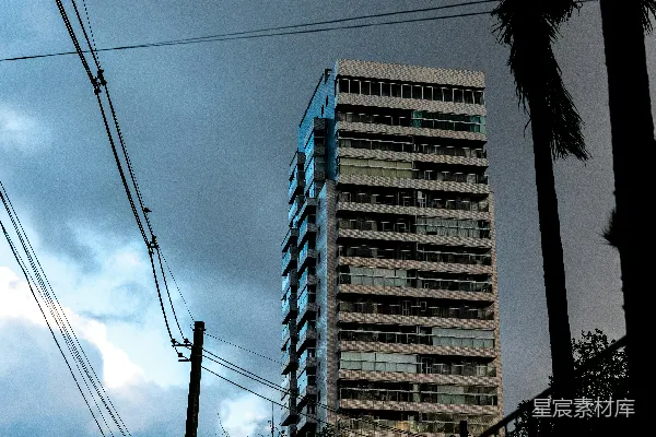 高清摄影 一座现代化的高楼在暴风雨的天空下矗立。