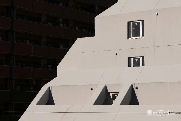 高清摄影 现代多层建筑，带有几何形状的窗户