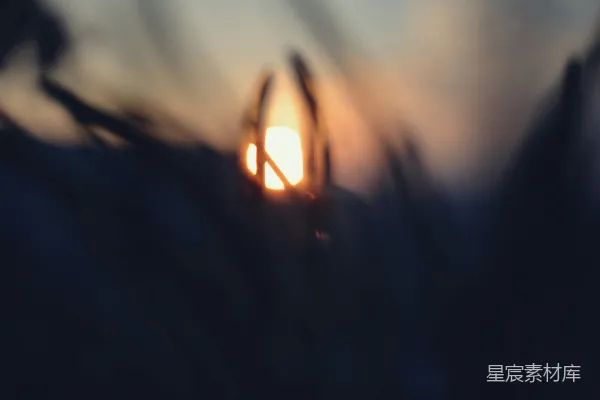 天空中太阳即将落山的一张模糊照片