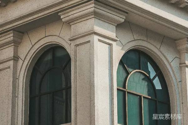 高清摄影 古典建筑立面，带有拱形窗户和遮篷。