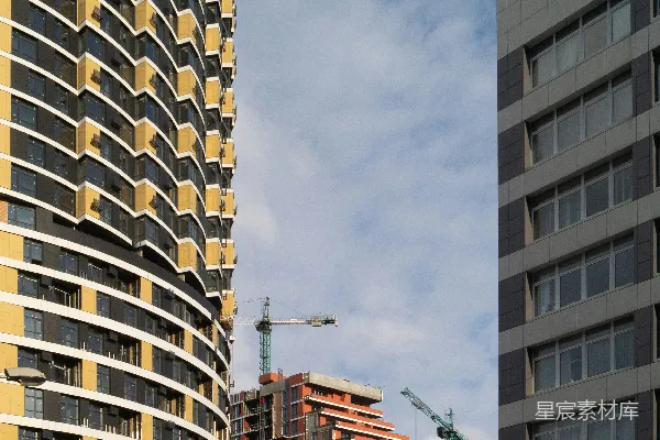 高清摄影 现代建筑在蓝天背景下正在建设中。