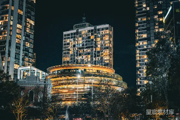 高清摄影 现代城市建筑物夜晚灯火通明，呈现出圆形结构。