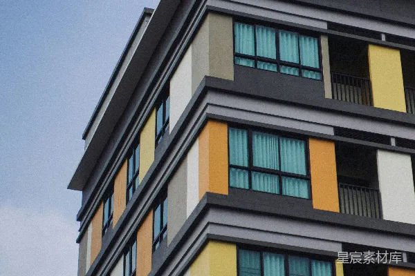 高清摄影 现代建筑，带有彩色几何装饰，在天空下。