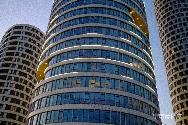 高清摄影 现代圆柱形建筑，蓝色窗户，在晴朗的天空下。