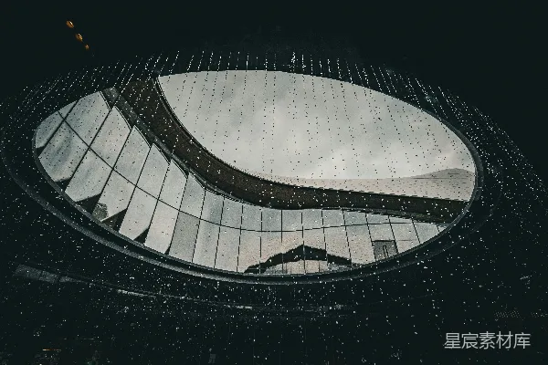 高清摄影 现代建筑在夜晚，带有大型椭圆形窗户。