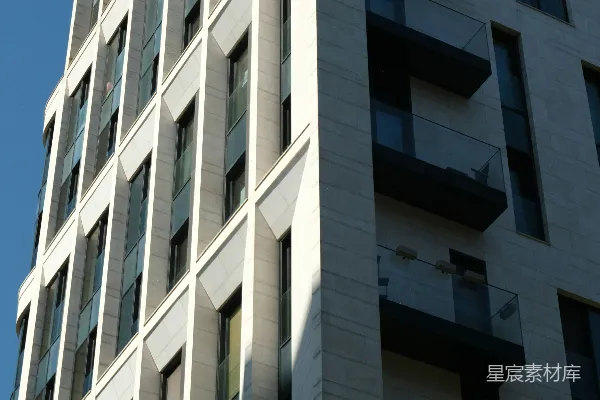 高清摄影 一座高大的现代化建筑，外墙有纹理，并且有阳台。