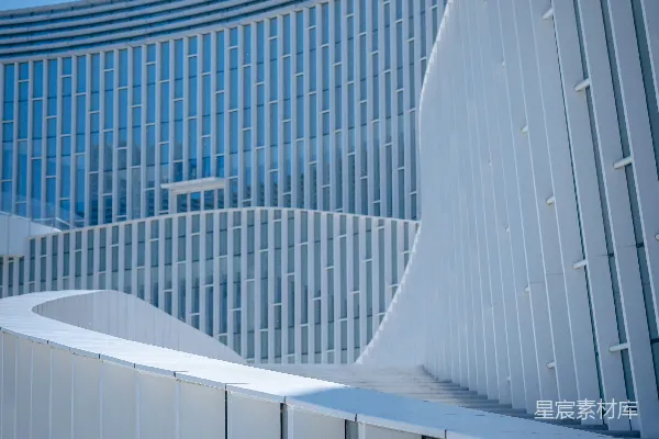 高清摄影 白天蓝天下的一座白色混凝土建筑