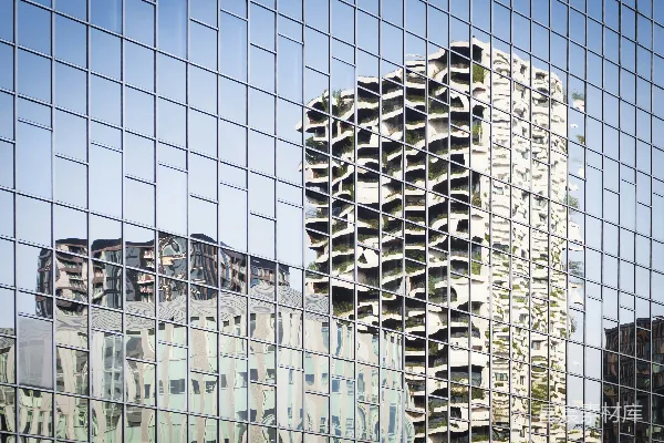 高清摄影 现代建筑的玻璃外墙反射出建筑物。