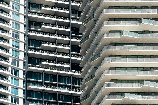 高清摄影 现代高层建筑带有阳台和窗户。