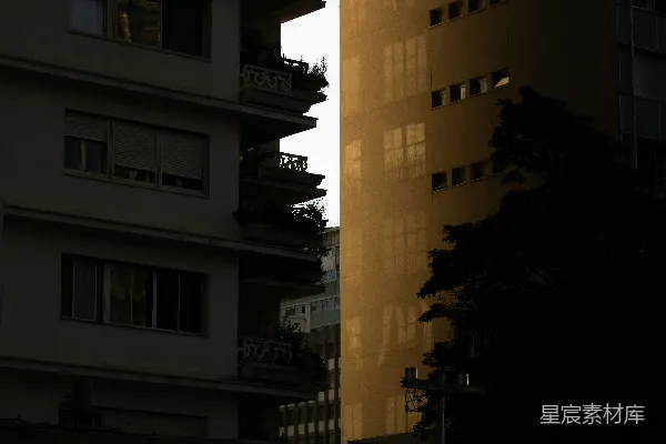 高清摄影 两座建筑被温暖的阳光照亮。