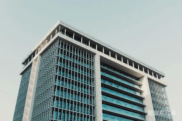 高清摄影 现代高层建筑在清澈的浅蓝色天空背景下