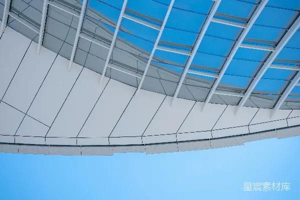 高清摄影 白天蓝天下的白色混凝土建筑