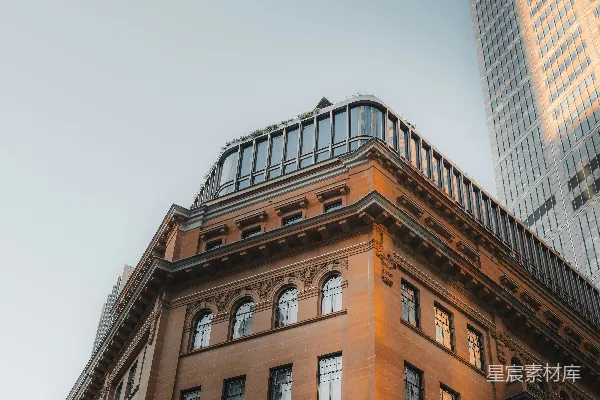 高清摄影 旧建筑的角落后面有一座现代化的摩天大楼。