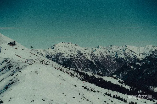 一个骑着雪板的人沿着覆盖着积雪的山坡下滑。