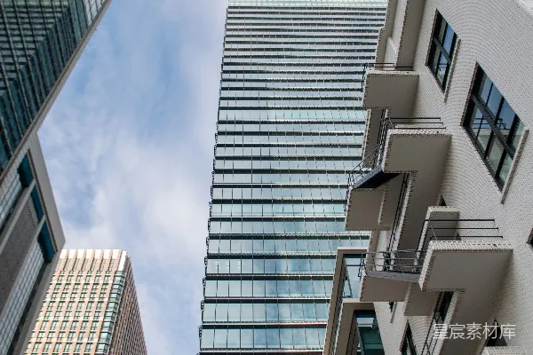 高清摄影 现代摩天大楼直指多云的天空。