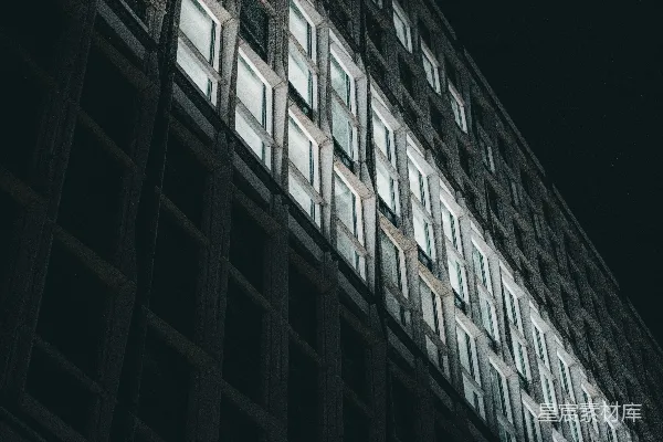 高清摄影 现代建筑的立面，夜晚灯火通明。