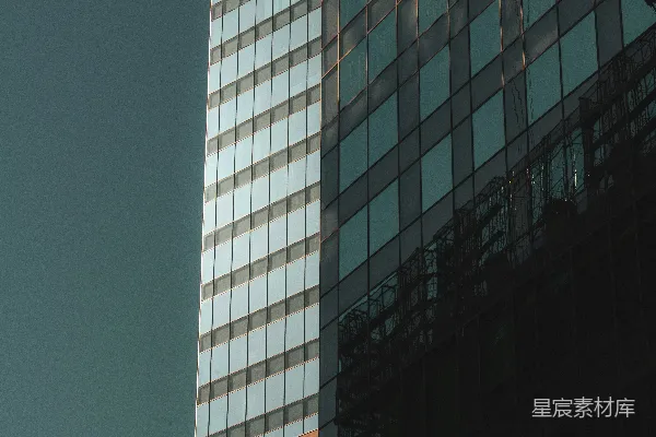 高清摄影 现代玻璃幕墙摩天大楼与深蓝色的天空。