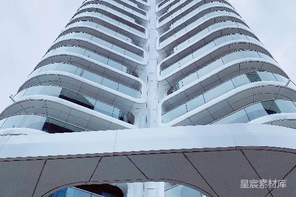 高清摄影 一座非常高的建筑，背景是蓝天。
