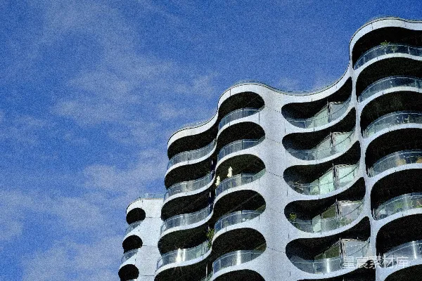 高清摄影 一座高楼大厦，带有窗户。