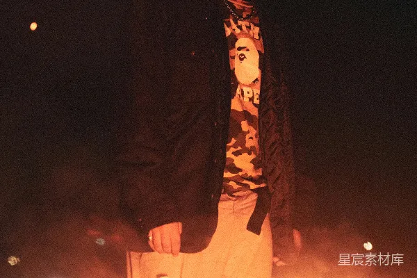 穿着黑色夹克的男人