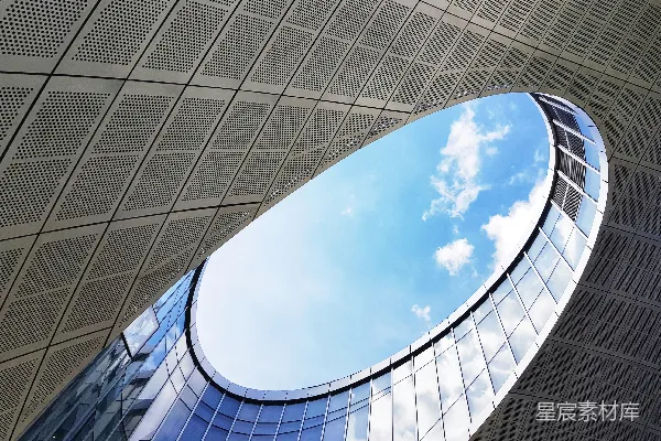 高清摄影 一座带有圆形窗户的建筑，背景是蓝天。