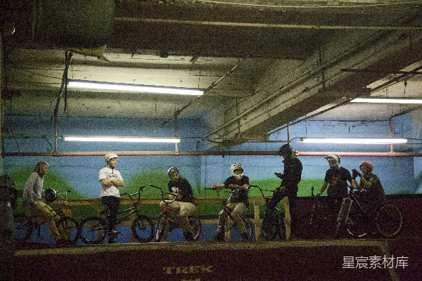 BMX骑行者们在室内滑板公园等待。