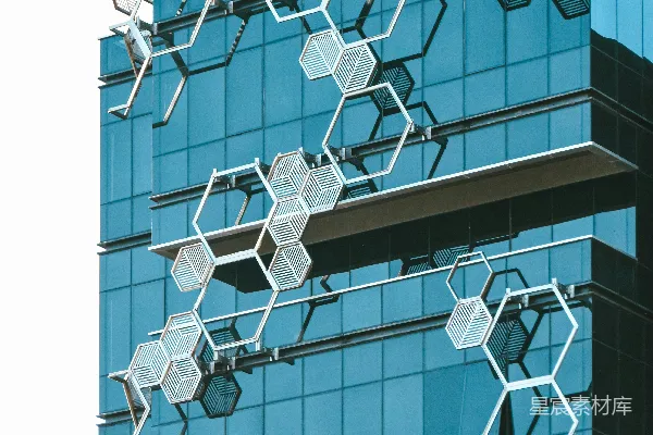高清摄影 一座非常高的建筑物，有许多窗户。