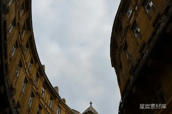 弯曲的黄色建筑映衬在灰蒙蒙的天空下