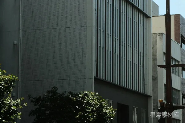 高清摄影 城市街道上有现代化的建筑、汽车和树木。