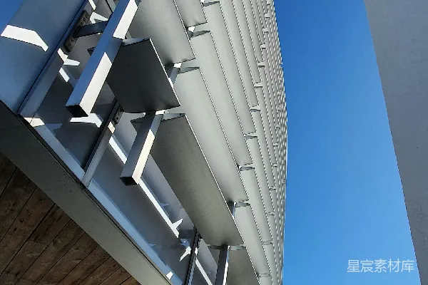 高清摄影 一座高楼，其侧面有一条螺旋楼梯向上延伸。