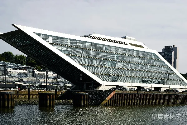 高清摄影 滨水区的现代玻璃建筑