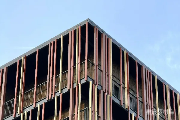 高清摄影 一座非常高的建筑，上面有很多阳台。