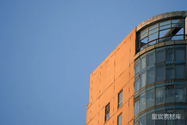 高清摄影 现代橙色建筑在晴朗的蓝天背景前