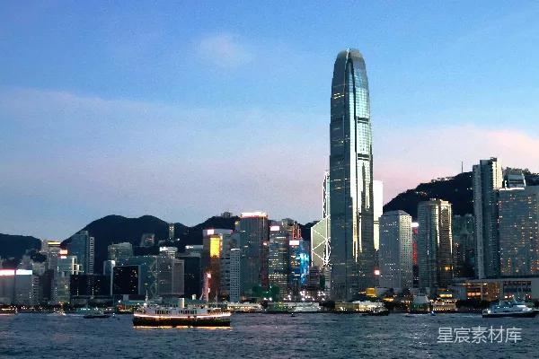 现代城市景观中有高楼大厦和一艘船只在水上。