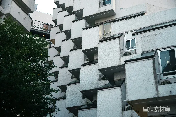 高清摄影 白色建筑，带有几何形状的阳台和树木