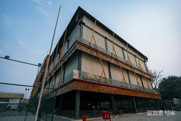 高清摄影 现代建筑，带有大窗户和木质装饰。