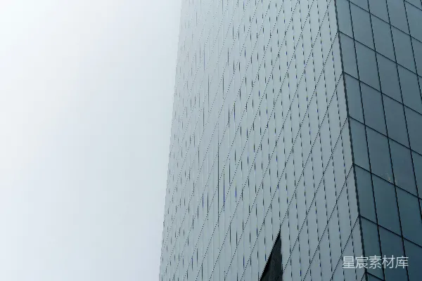 一座矗立在天际背景中的高大建筑物。