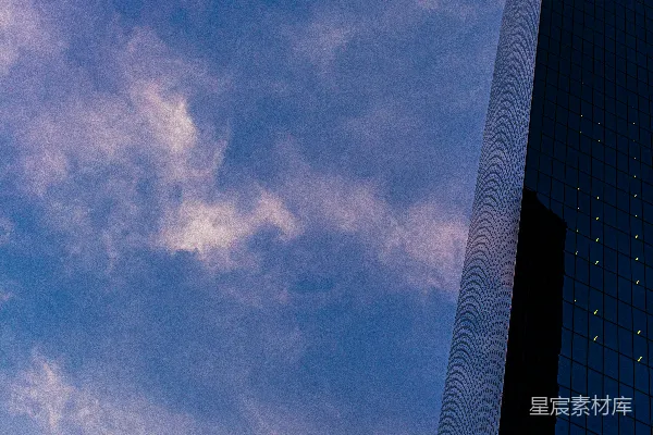 高清摄影 现代摩天大楼矗立在多云的紫色天空下。