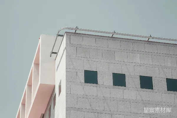 高清摄影 现代建筑，几何形状的窗户映衬着天空。