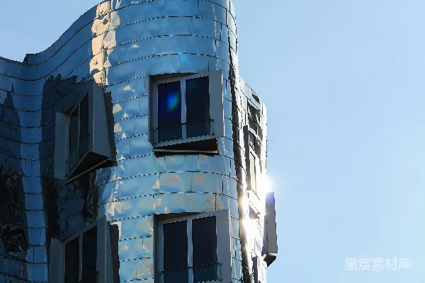 高清摄影 一座高楼，窗户林立，背景是天空。