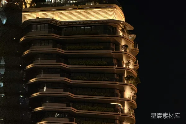 高清摄影 现代夜景中的独特设计摩天大楼。