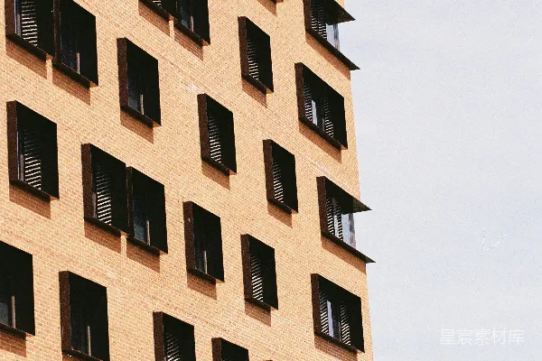 高清摄影 当代砖砌建筑的外墙，带有深色的、开敞的窗户。
