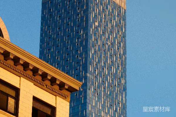 现代高层建筑矗立在晴朗的天空中